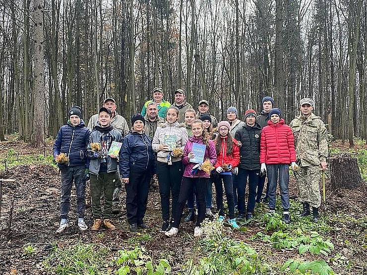 У Залозецькому лісництві школярі садили ліс