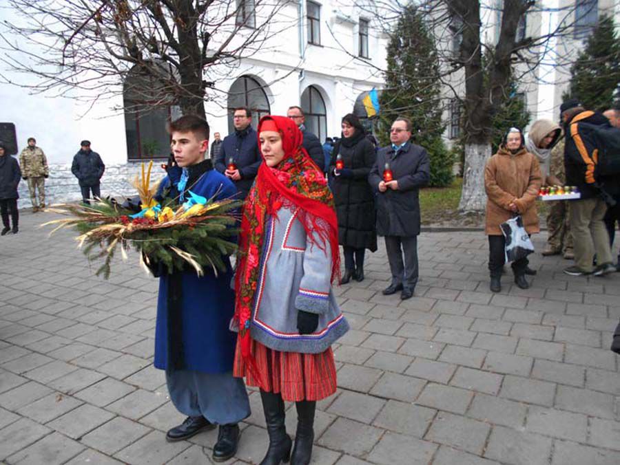 Християнський хрест на бруківці Замкової площі Луцька 