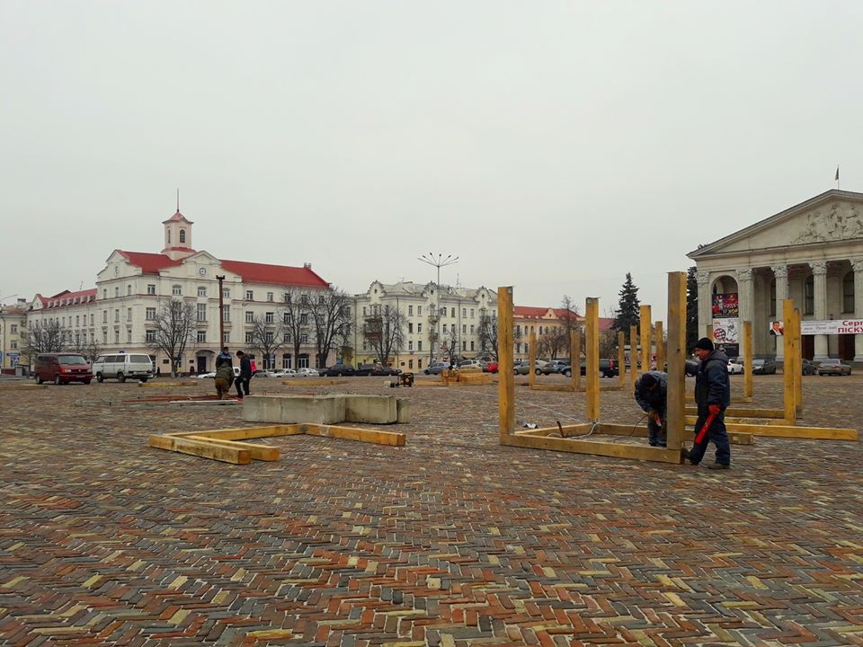 Головну ялинку Чернігова вже встановлюють