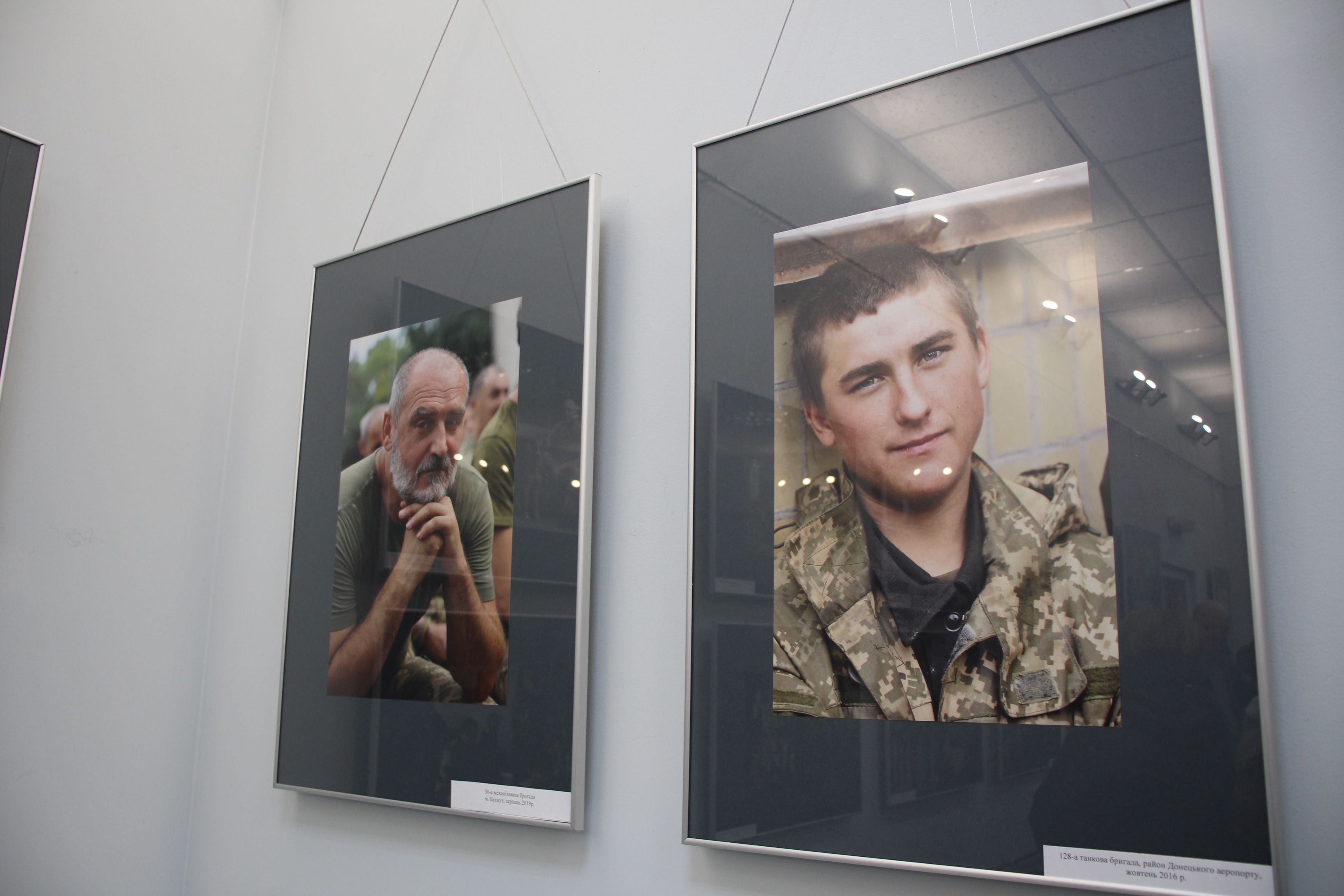 У Хмельницькому згадати про захисників можна на фотовиставці