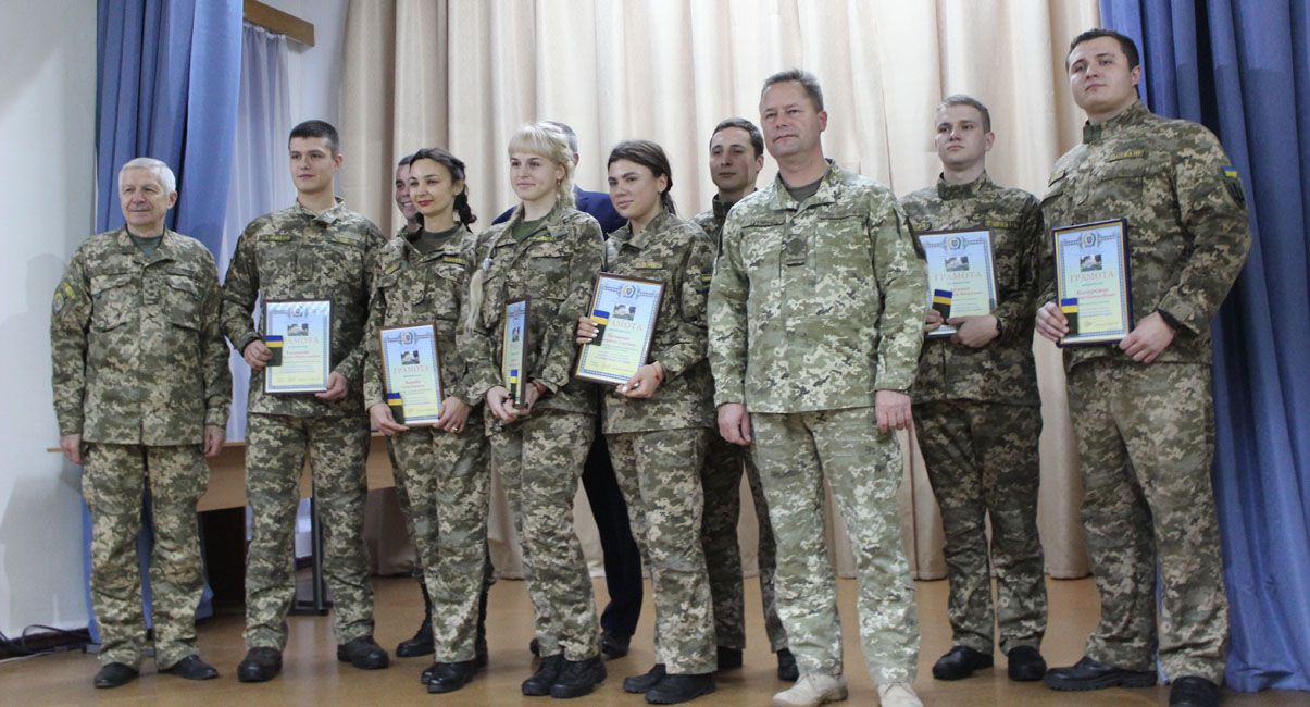 У Полтаві «цивільним» випускникам погони личать