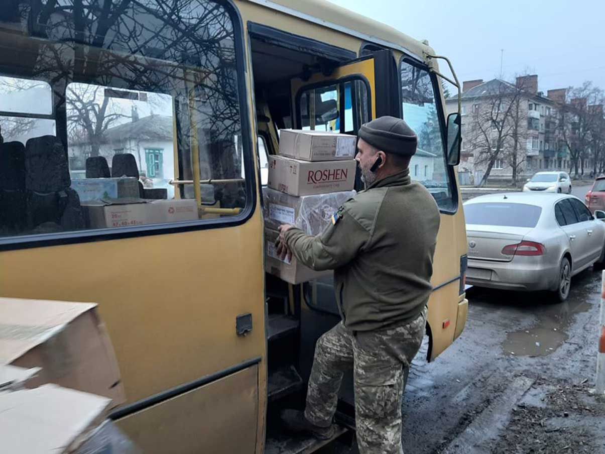 Військові й рятувальники — із подарунками