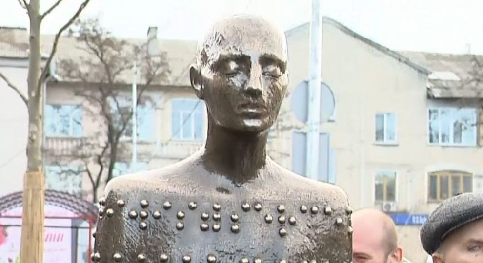 У столиці встановили перший у країні пам’ятник незрячій людині