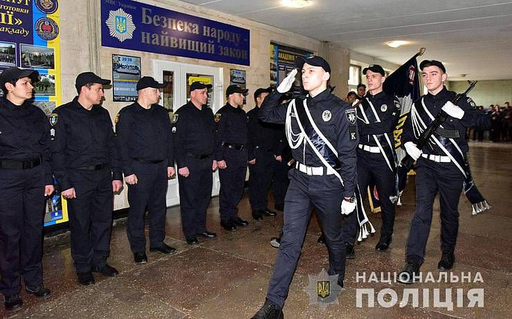 У Маріуполі випускники «Академія поліції» присягнули на вірність своєму народу