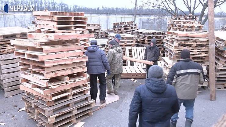 «Привезіть у подарунок... піддони»
