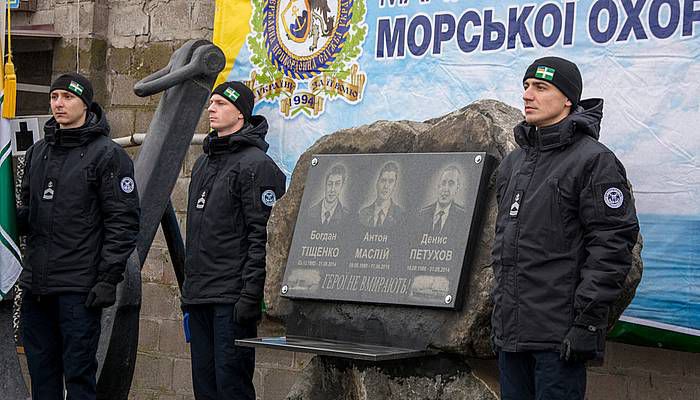 У Маріуполі у відкрите море спустили вінок