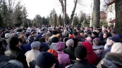 Вийшли на протест проти закриття лікарні
