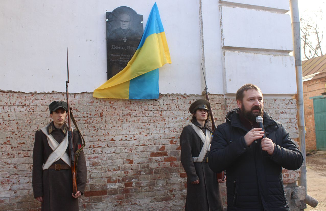За потреби брав до рук і шаблю, і хрест, і перо