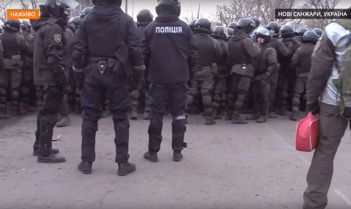 Зарубіжні ЗМІ говорять про безумство в Нових Санжарах