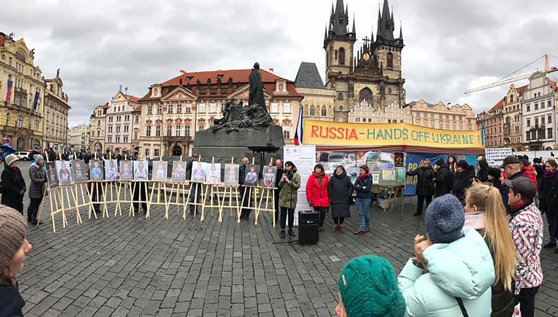 У материнських очах —  біль втрати…