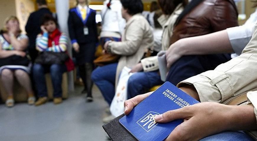 Багатодітні сім’ї виїздять з України