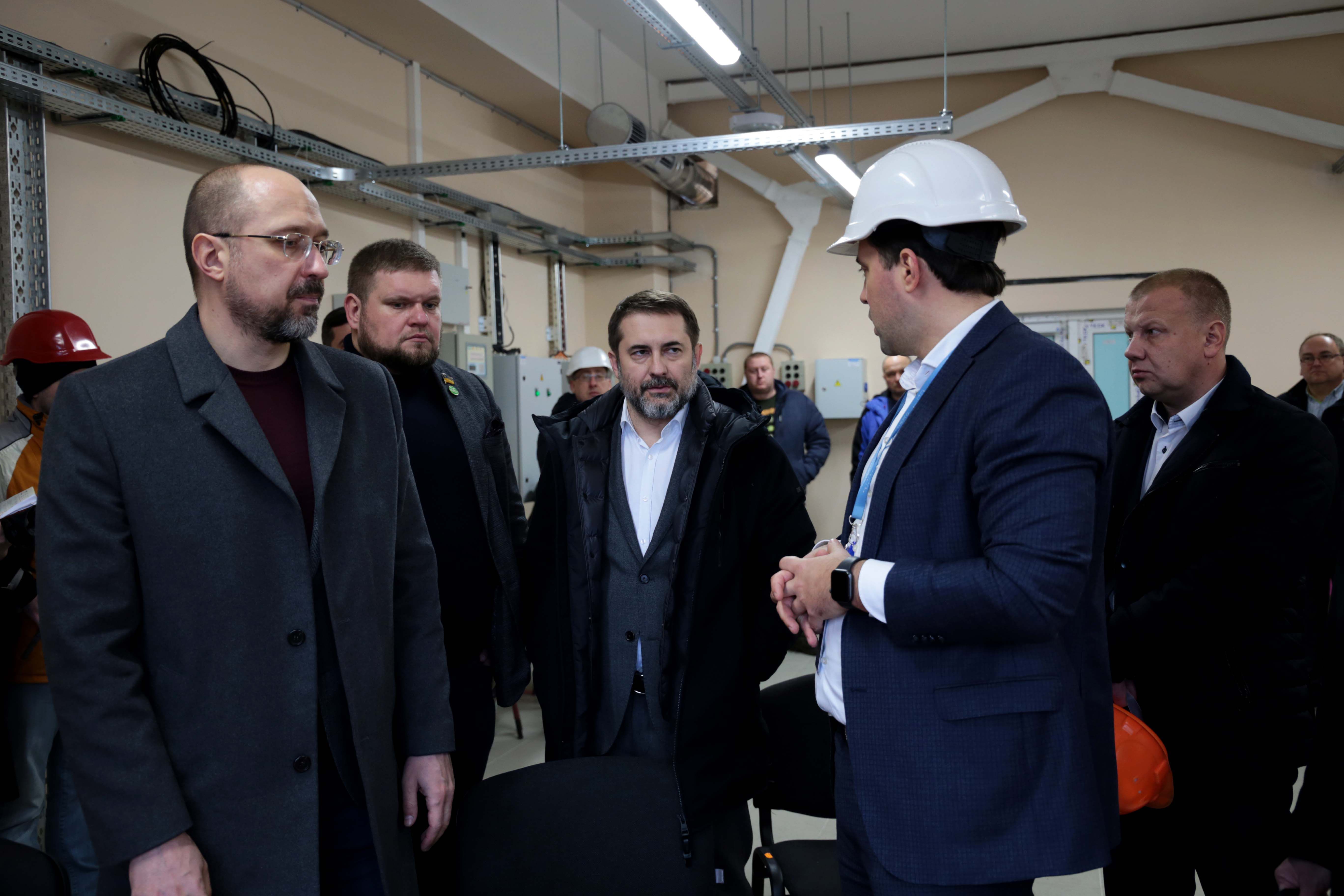 Закінчують спорудження потужної підстанції «Кремінська»