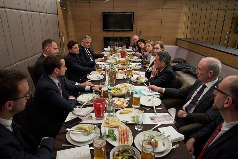 Президент обговорив хід реформ з послами «Великої сімки»