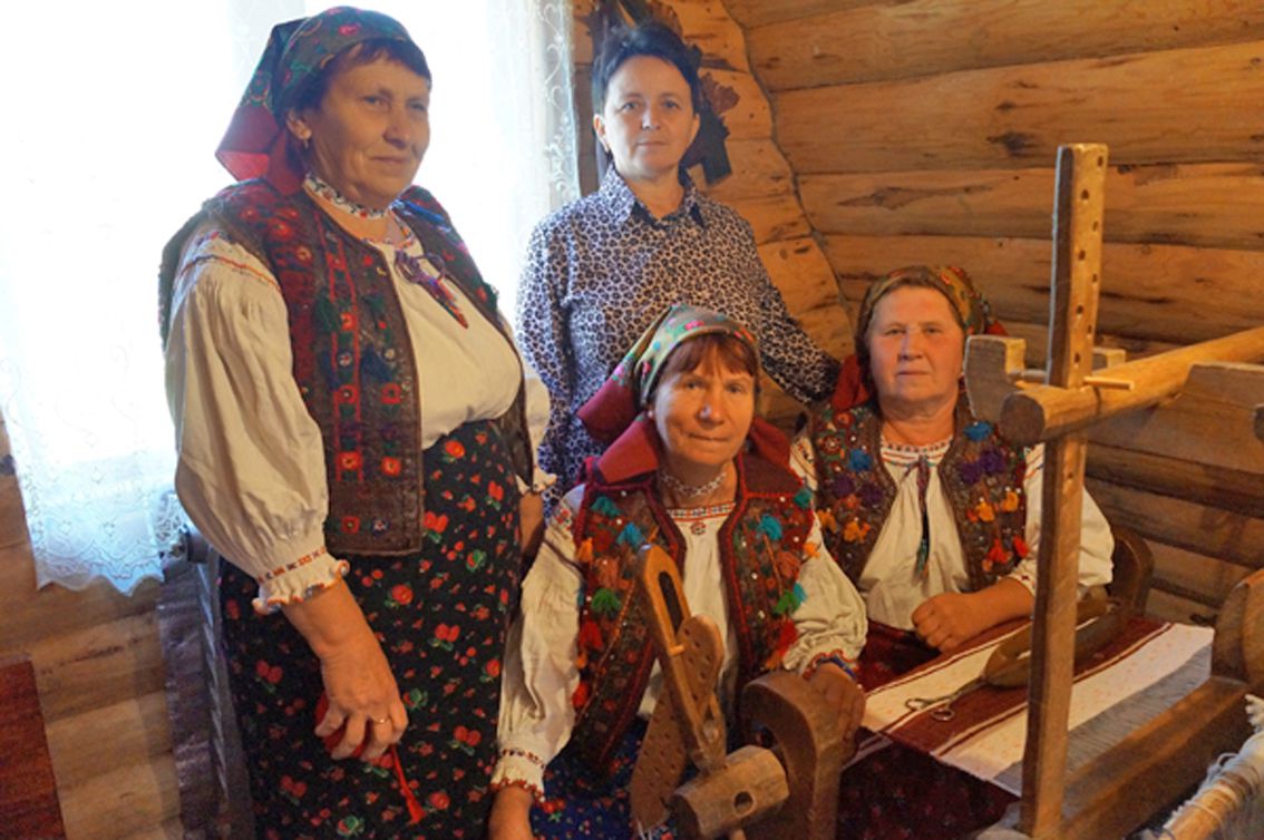 Майстрині чаклують над кроснами