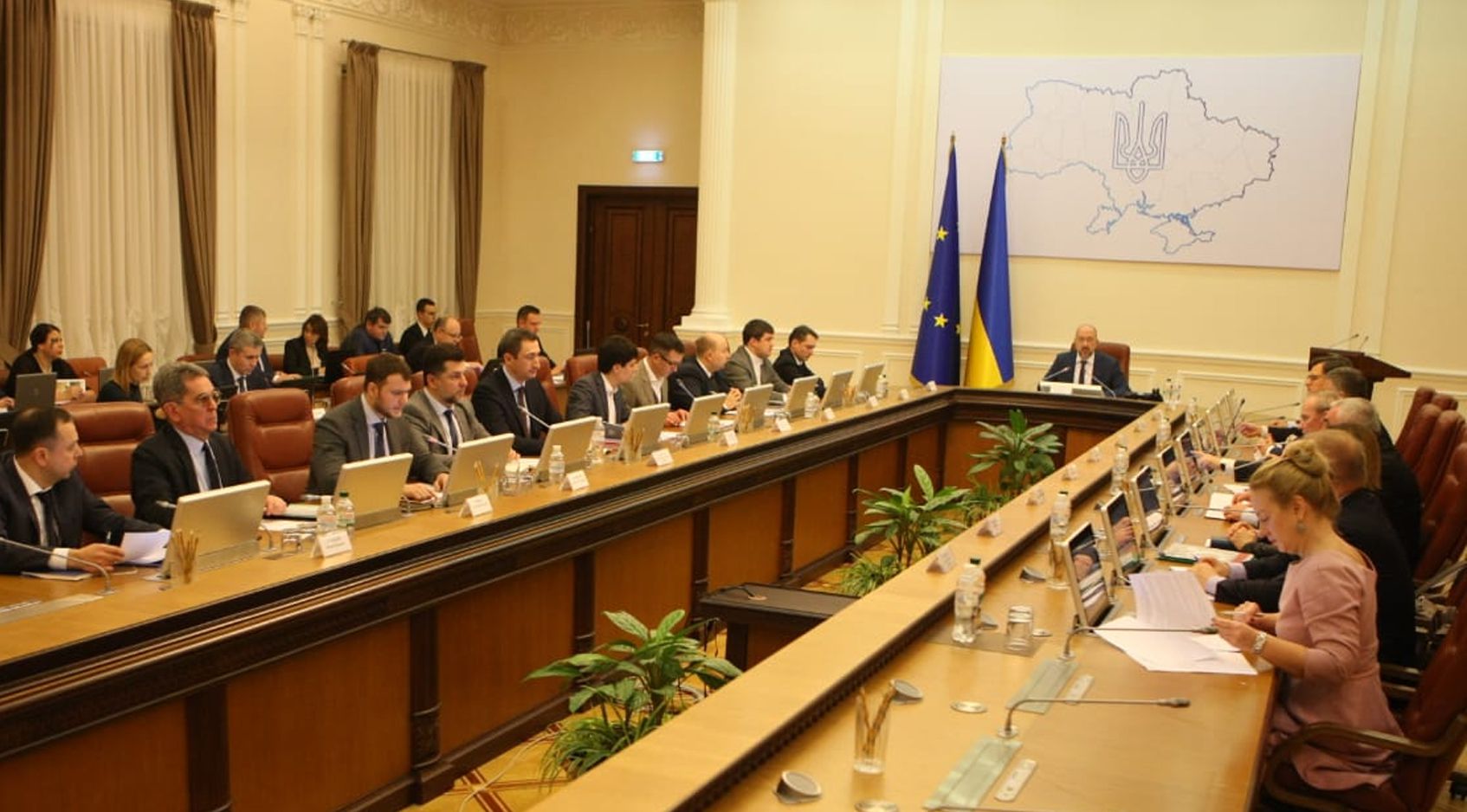 Уряд заборонив експорт протиепідеміологічних виробів і обмежив масові заходи за участі понад 200 осіб