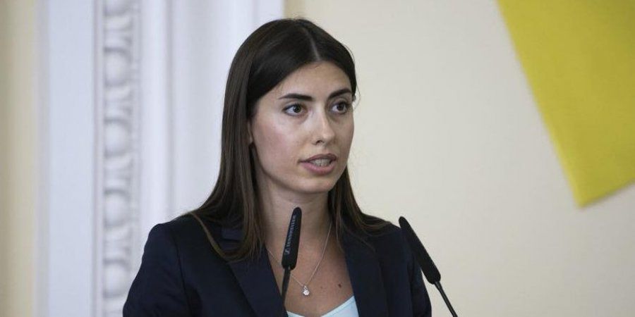 Хто ремонтуватиме похилений ганок?
