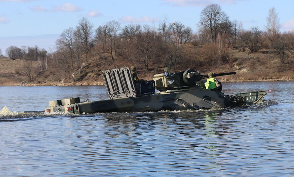 Курсанти Військової академії виконали практичне водіння бойових машин на плаву
