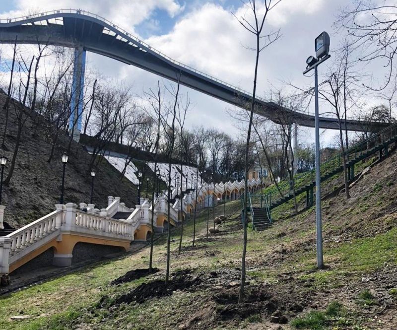 У Києві «зеленбудівці» упорядковують сквери