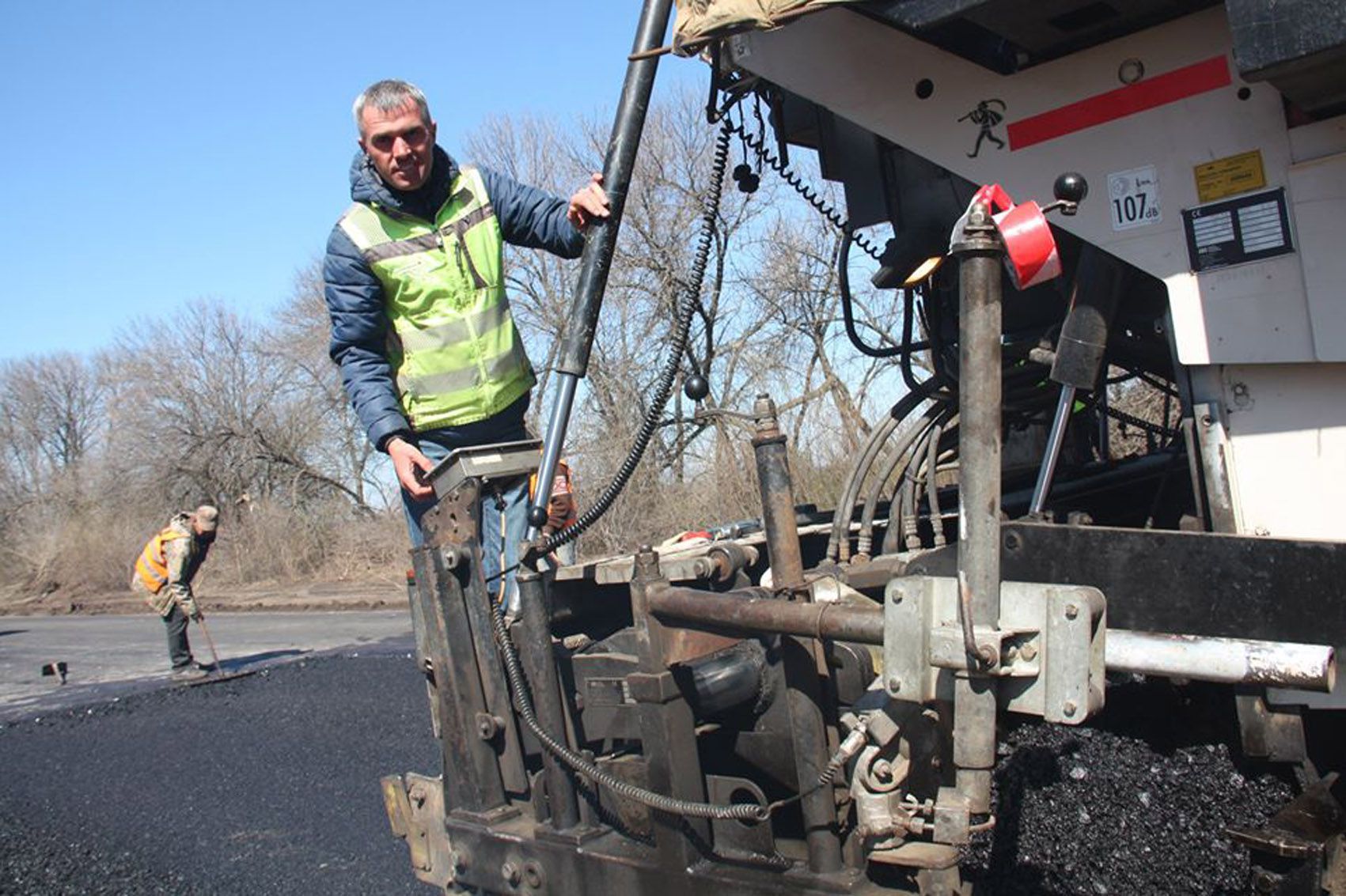 Розпочато відновлювальні роботи на автошляху від Сєвєродонецька до Станиці Луганської