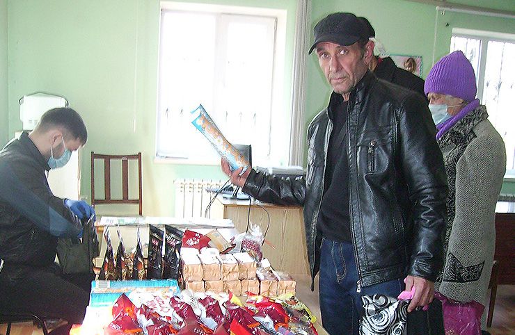 Став малим дітям ще й за маму