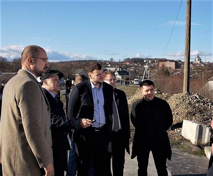 У селі Боднарів добудовують міст