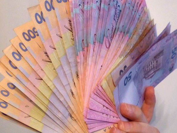 Хочуть обмежити високі зарплати топ-чиновників 