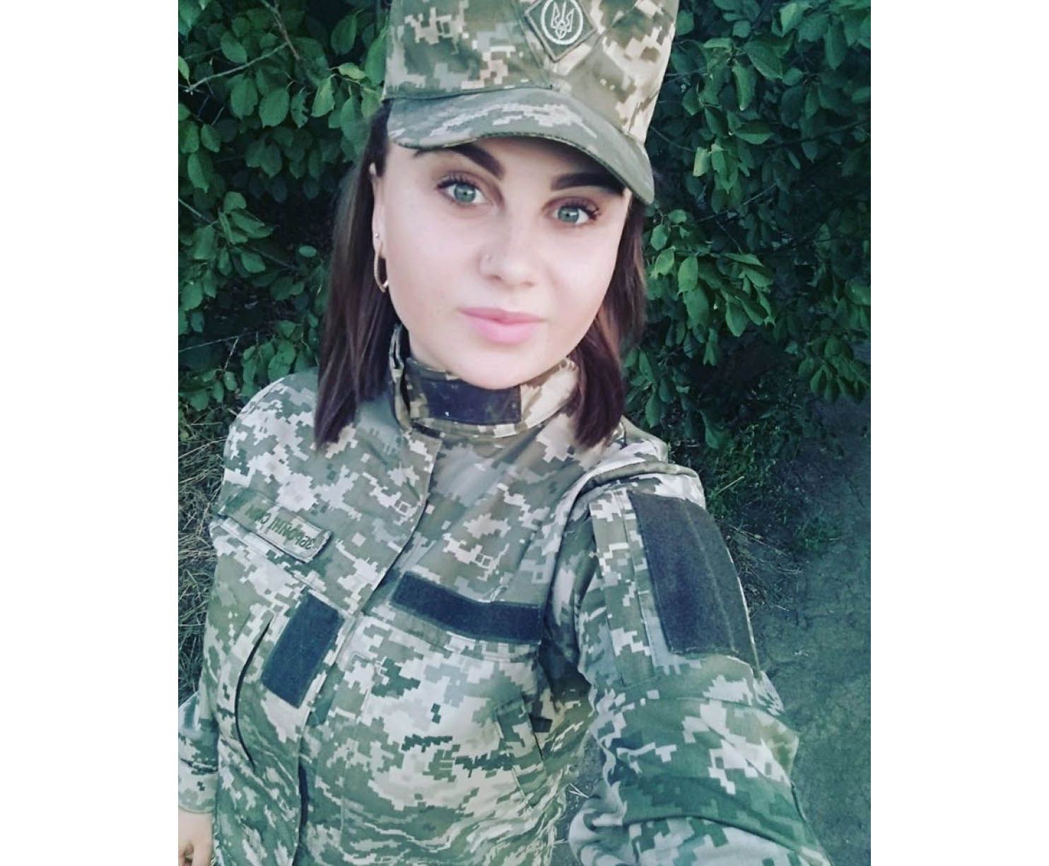 Змінила сукню і туфлі на форму та берці