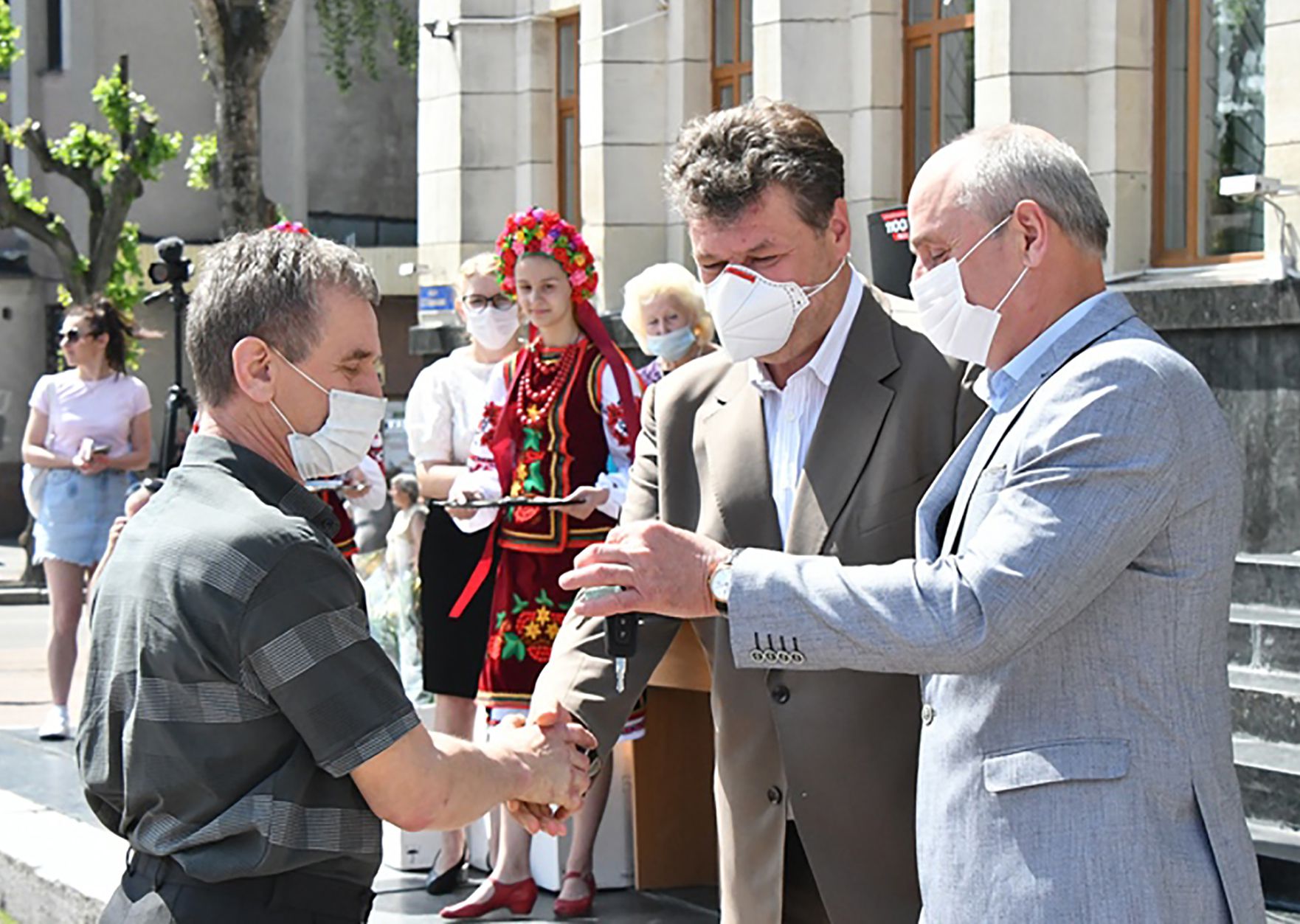 Нові автомобілі для амбулаторій Житомирщини до професійного свята