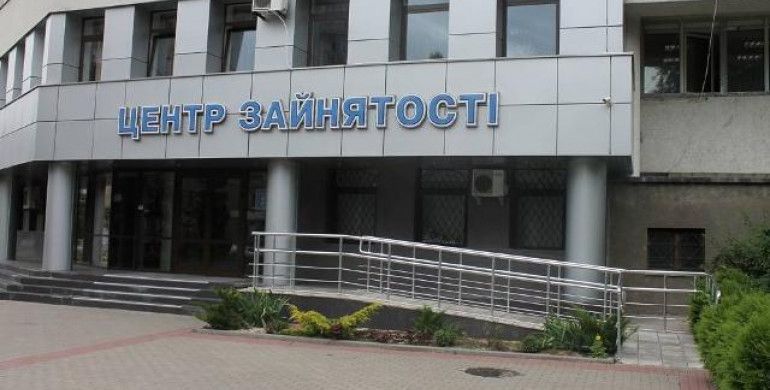 Служба зайнятості працевлаштувала понад 100 учасників АТО та 11 переселенців 