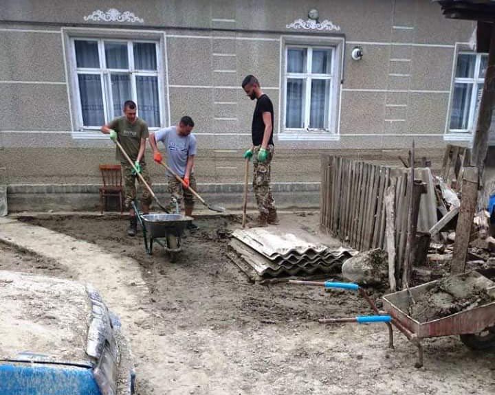 Військові беруть участь у ліквідації наслідків повені