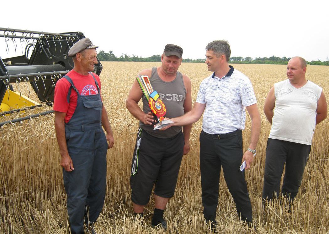 Є мільйон. Комбайнерів нагородили за намолоти