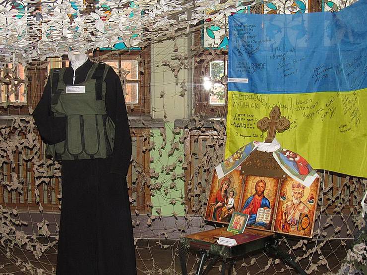 Полтавщина: Відтворили бліндаж, який стає місцем спільної молитви перед боєм