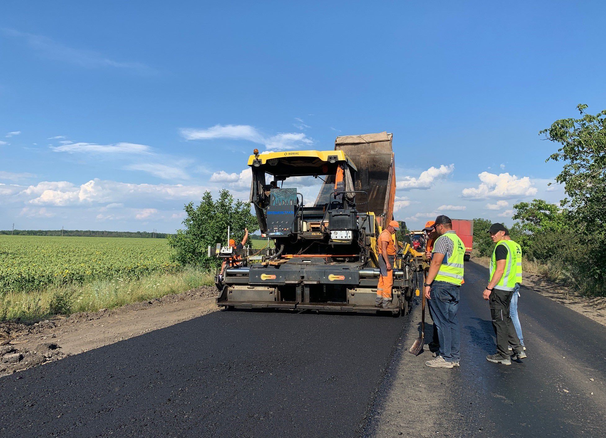 Дніпропетровщина: Шляховики одночасно працюють на різних ділянках