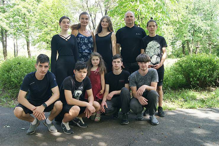Подружжя Ізаїв навчає дітей жити у любові й добрі