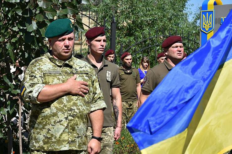 Жителі Мар’їнки прийшли подякувати захисникам
