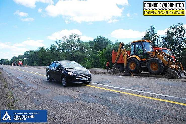 Чернігівщина: Трасу ремонтують азербайджанці, контролюють корейці