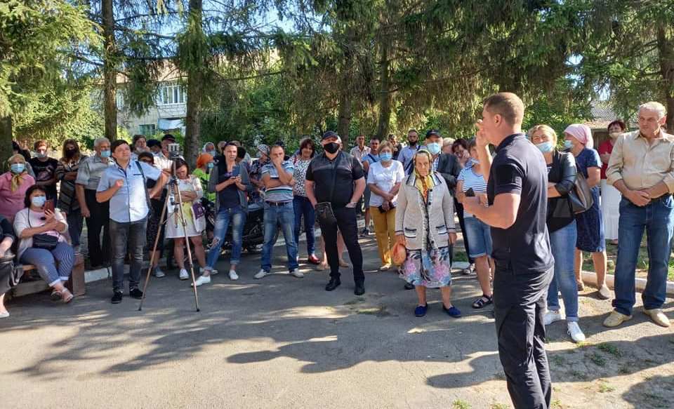 Якщо не приберуть чуже сміття, люди вийдуть на залізничну колію!