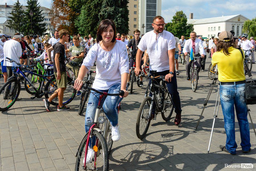 Луцьк: У колоні всі у вишиванках