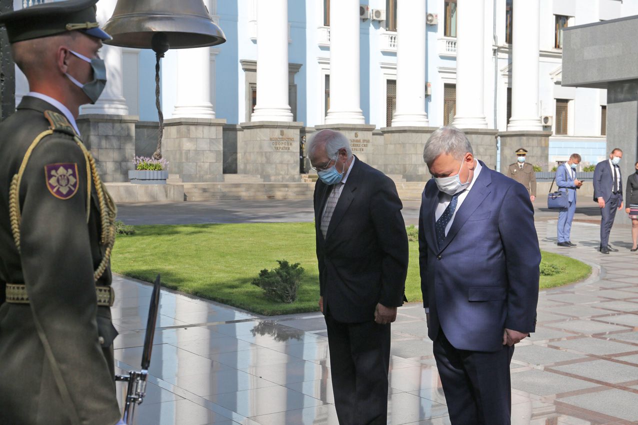 Напередодні саміту голова європейської дипломатії відвідав Київ