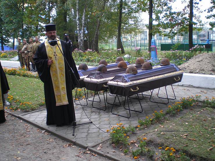 Луцьк і Рівне вже здали, а Ківерці трималися 13 жовтня урочисто перепоховали останки 30 радянських воїнів 