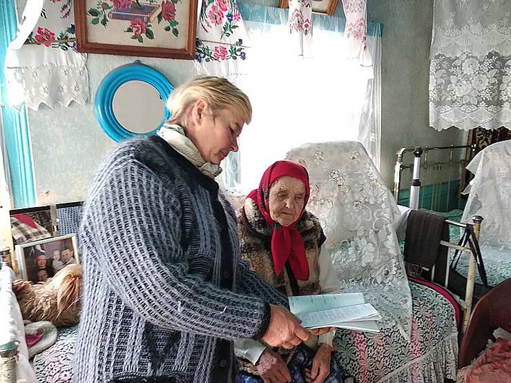 Підбадьорює стареньких і допомагає у побуті 