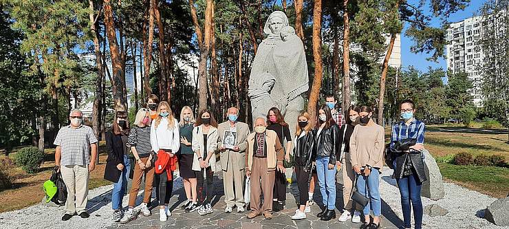 Біля пам’ятника Матері-Вдові
