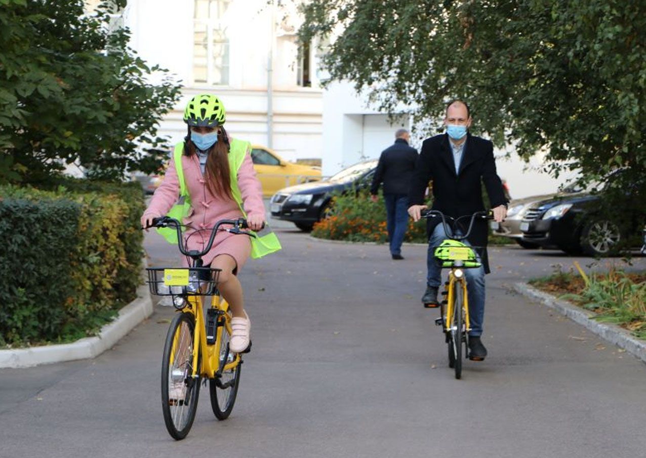 Чиновники пересідають на службові... велосипеди