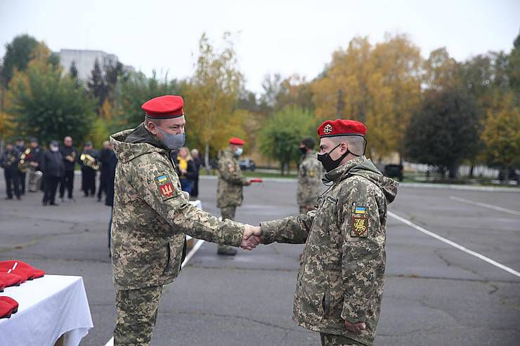 Чому в артилеристів берети кольору вогню, краще запитати у ворогів...