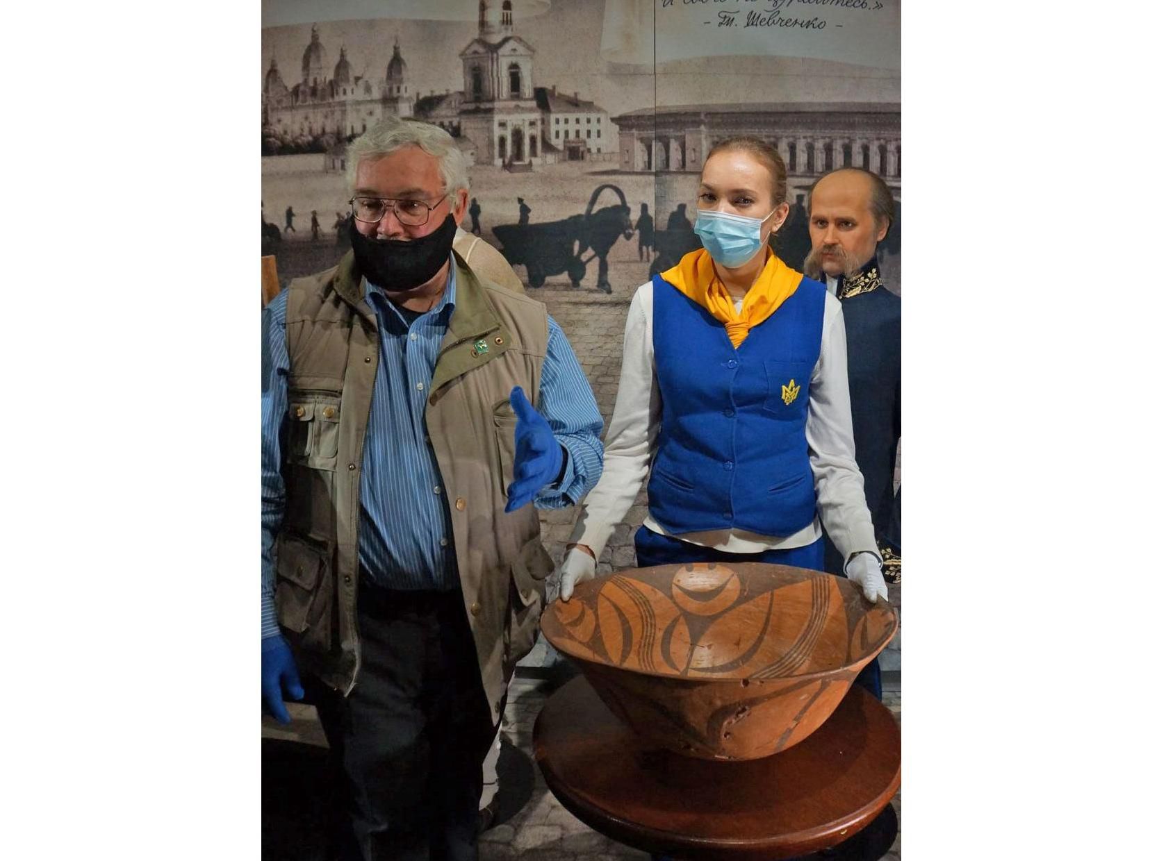 У музеї презентували трипільську миску зі смайликами, яким шість тисяч років