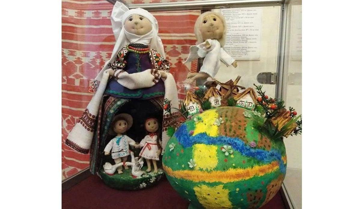 Мати створює патріотичні ляльки, а син — зброю