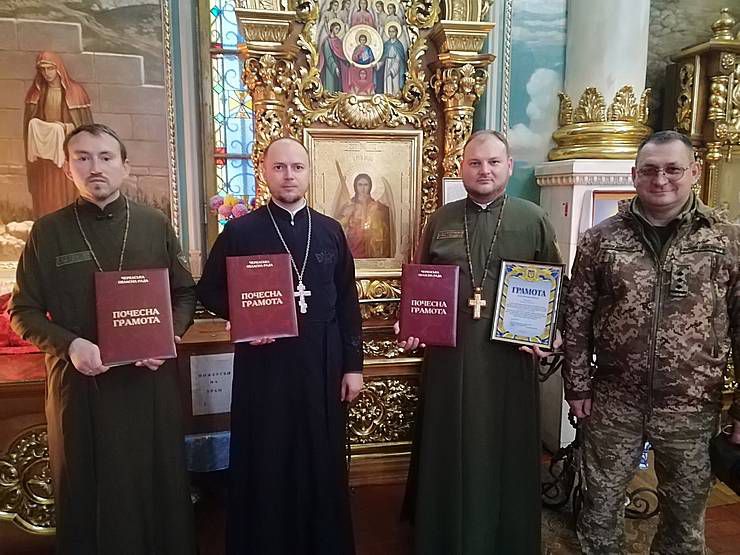 Черкаси: Священиків нагородили за волонтерську діяльність