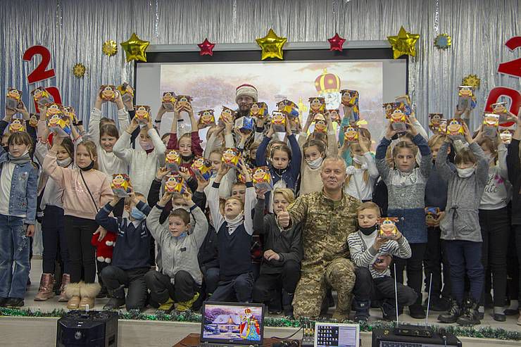 Казкова вистава та солодкі подарунки для дітей