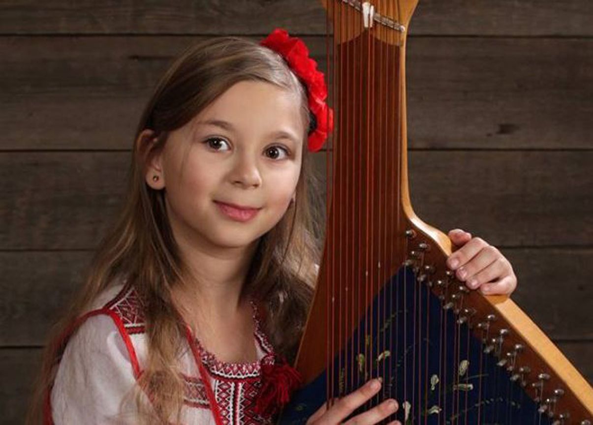 Змалечку пише пісні