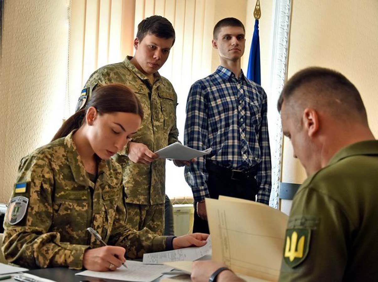 Потрапити на фронт молодому офіцеру непросто